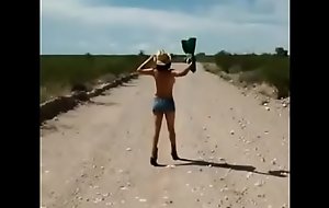 Gatita vaquera en el desierto de Chihuahua