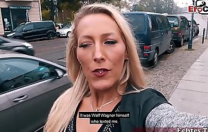 Deutsche Frau schleppt eine Frau ab zu einem Lesbensex EroCom Date