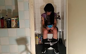 Sexy goth teen pee &_ shit while play with her phone pt2 HD