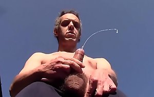 Abbondante e calda cascata di sborra all'aperto e in pubblico - Luca Bianchi solo video porno amatoriali italiani
