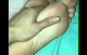 filmei os pé_s da minha namora enquanto ela estava dormindo !