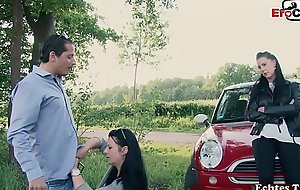 Deutsche Notgeile Milf flirttet mit Mann nach Autounfall