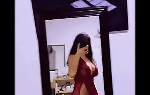 Kendall colombiana mamacita bailando frente al espejo
