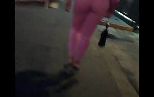 Madura en leggins rosas